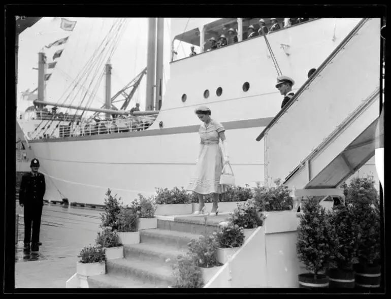 Image: Queen Elizabeth II arrives in Auckland, 1953