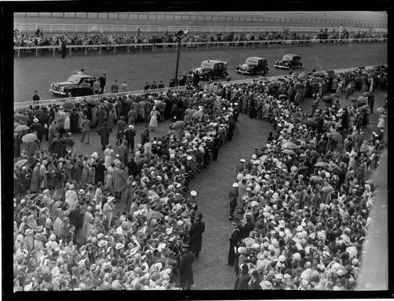 Image: Queen Elizabeth II at Boxing Day Races, 1953
