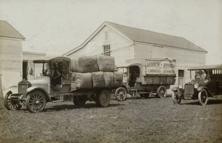 Image: Lorry with wool bales, Papatoetoe, 1924.