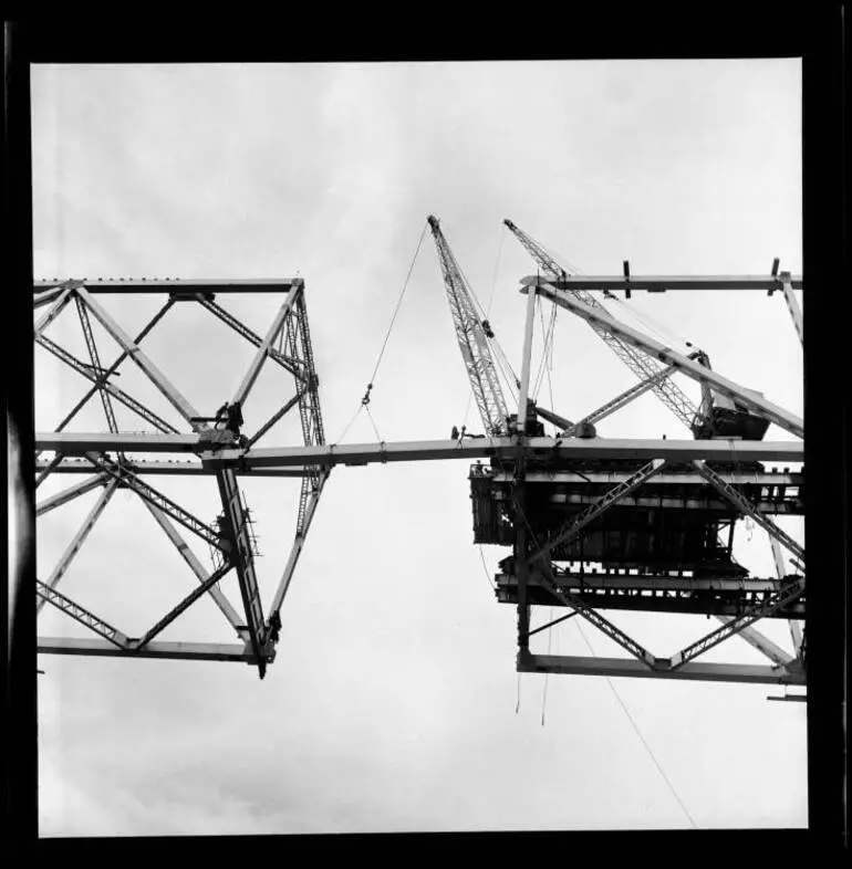 Image: Auckland Harbour Bridge, closing the final span, 1959