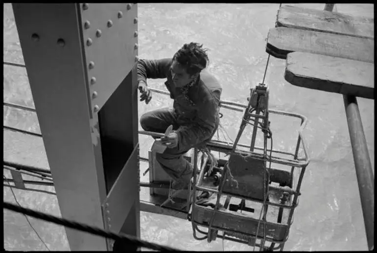 Image: Painting the Auckland Harbour Bridge, 1960