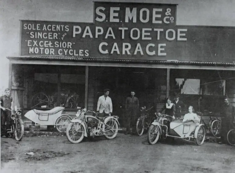 Image: Bert Moe's garage, Papatoetoe, ca 1916.
