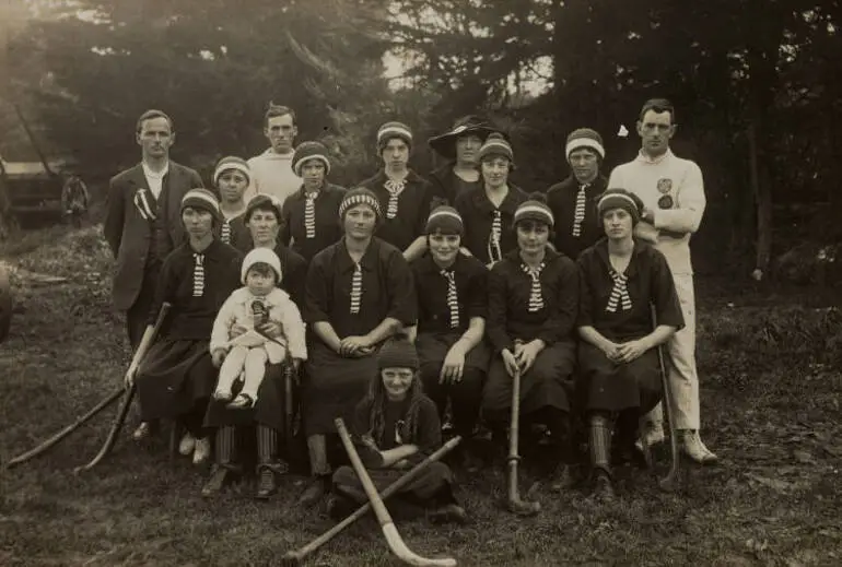 Image: Women's hockey team, Waiuku, 1921