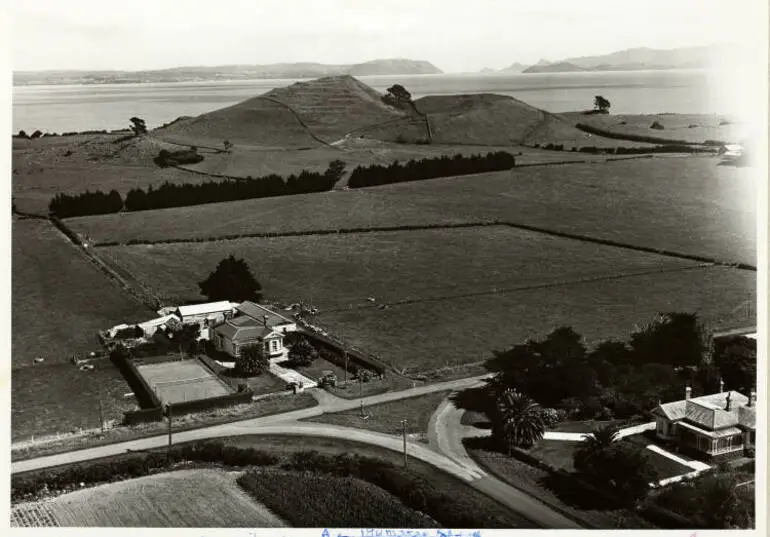 Image: Houses and mountain, Māngere, 1949