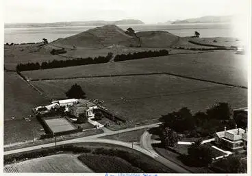 Houses and mountain, Māngere, 1949 Image: Houses and mountain, Māngere, 1949