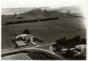 Image: Houses and mountain, Māngere, 1949