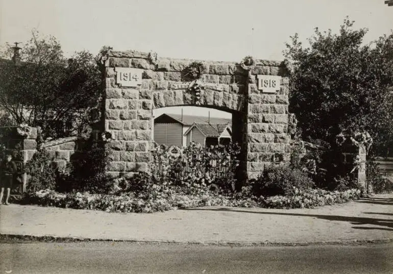 Image: Papatoetoe First World War memorial, 1922