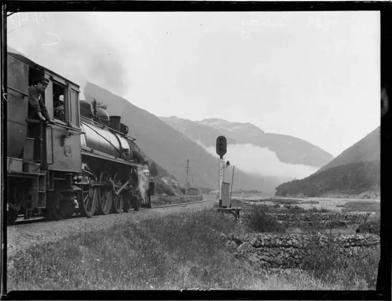 Image: Train at Arthur's Pass, 1929