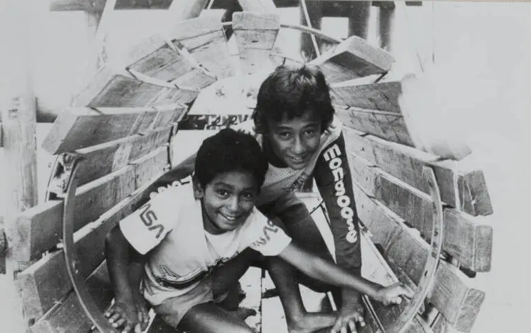 Image: Game of tag, Māngere, 1985