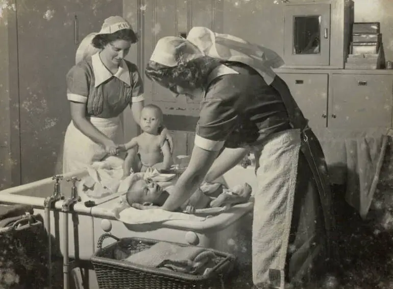 Image: Bathing babies, Auckland, 1947