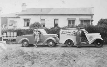 Image: Milk vendors and vans, Pukekohe, ca 1942