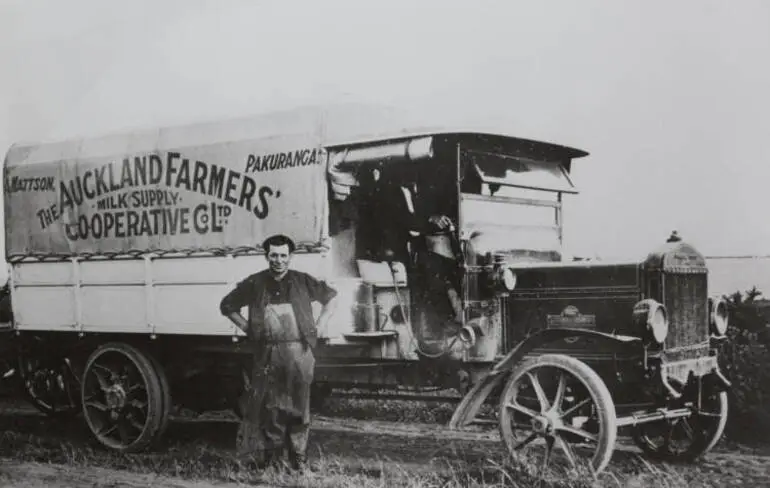 Image: Milk delivery lorry, Pakuranga, circa 1915