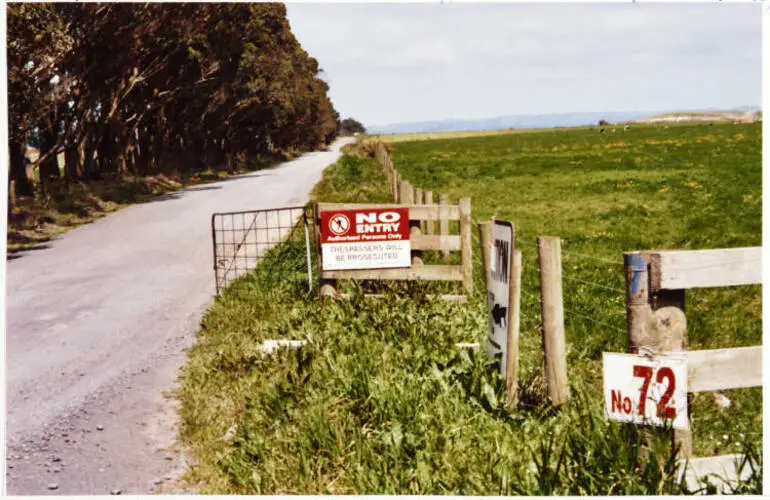 Image: No entry sign, Ihumatao Road, Māngere, 2000