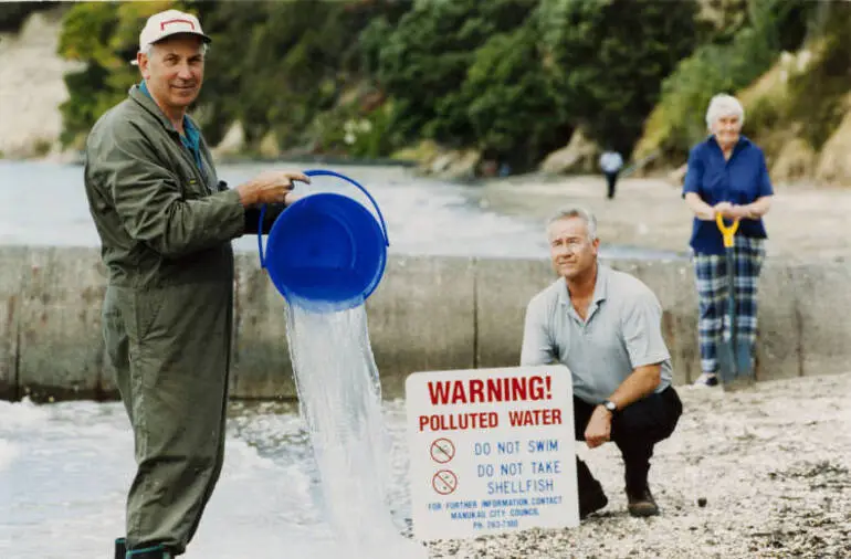 Image: Pollution warning, Howick Beach, 2000.