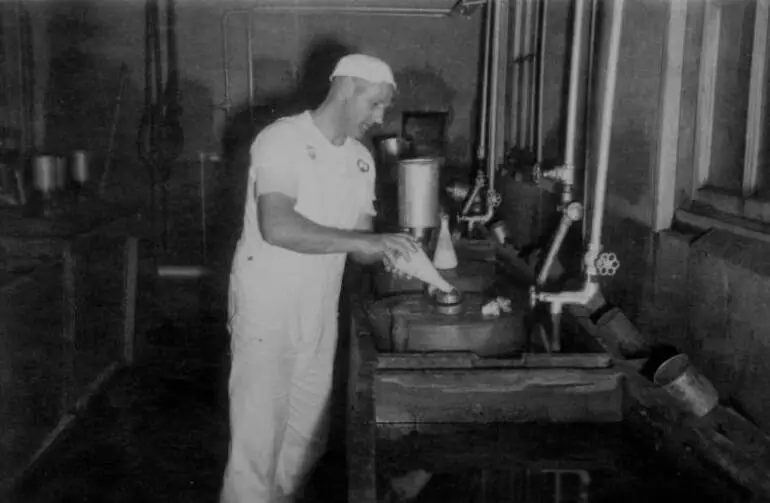 Image: Priming the starter vats, East Tāmaki cheese factory, 1950s