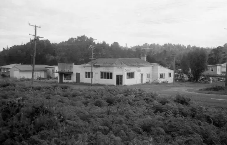 Image: Old store opposite Christian Road, Swanson.