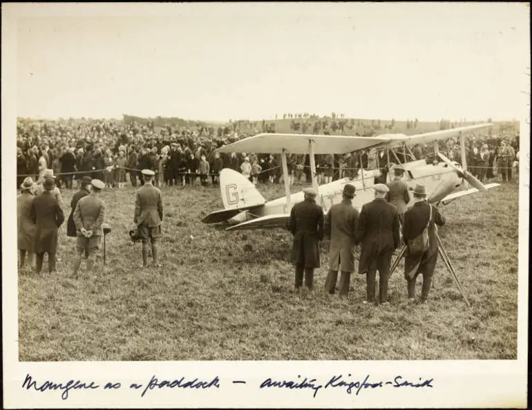 Image: Waiting for Kingsford Smith, Māngere, 1928