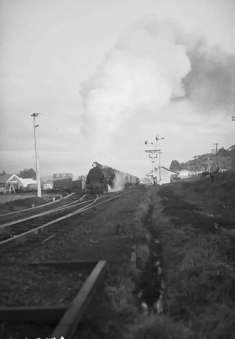 Image: Helensville to Auckland train near Glen Eden.