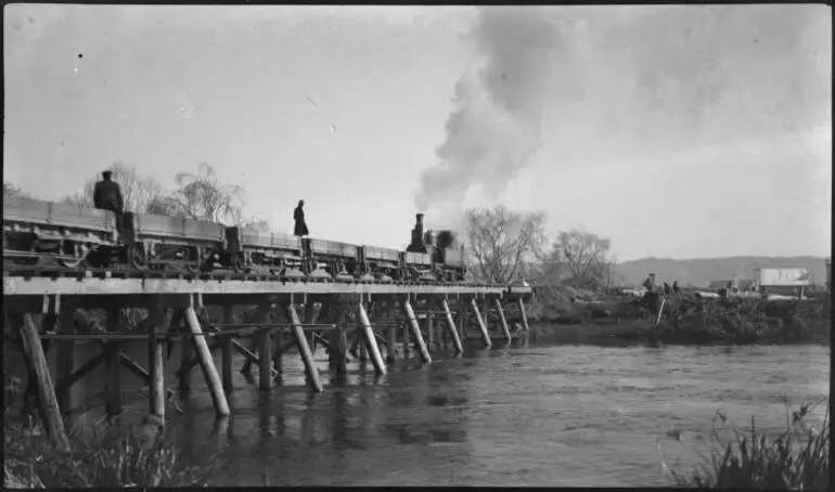 Image: Train crossing the Rangitaiki River, Edgecumbe.