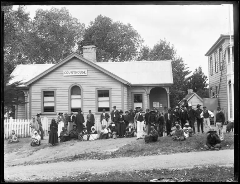 Image: Pension claimants at Rawene Courthouse, 1899