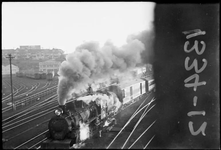 Image: Steam train leaving Auckland Railway Station, 1940s