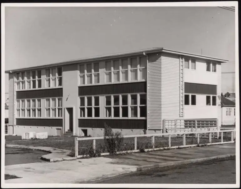 Image: Duplex flats on Hendon Avenue, Mount Albert, 1960