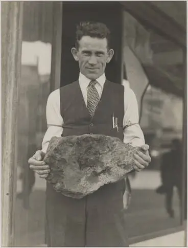 Lawless outbreak in Queen Street, 1932 Image: Lawless outbreak in Queen Street, 1932