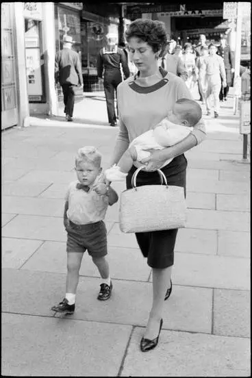 Image: Street photo, Queen Street, Auckland, 1960