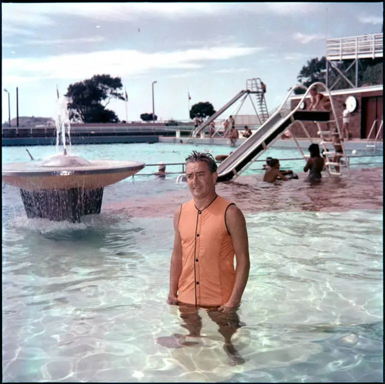 Image: Life jacket demonstration, Parnell Baths, 1968