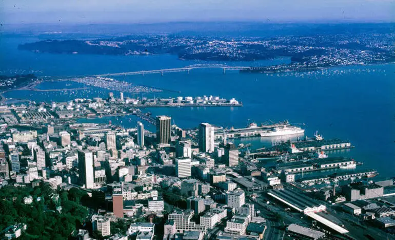 Image: Auckland waterfront and Harbour Bridge, 1982