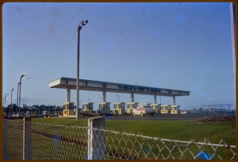 Image: Harbour Bridge tollbooths, 1964
