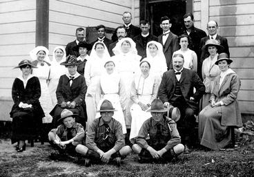 Image: Group outside the Emergency Hospital in the Eketahuna Technical School during the influenze epidemic