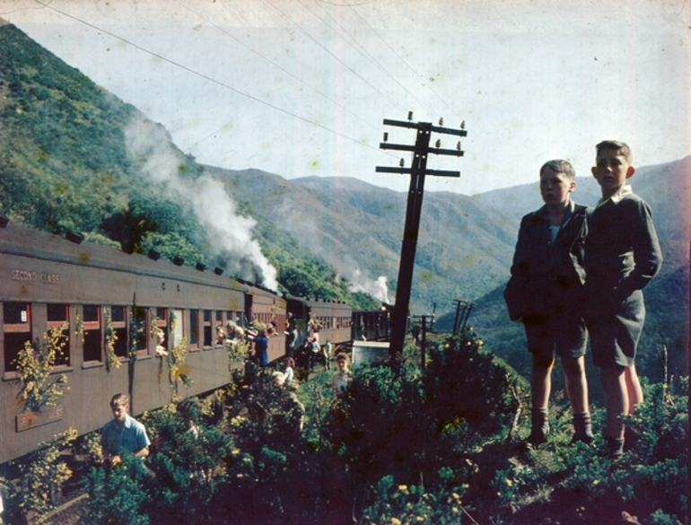 Image: Halted train on Rimutaka Incline : digital image