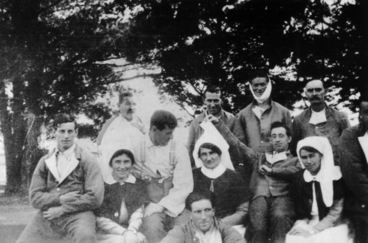 Image: Nurses and soldier-patients, Featherston Military Hospital : digital image