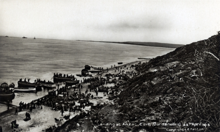 Image: Landing at Anzac Cove (Dardanelles) 25th April 1915 : postcard