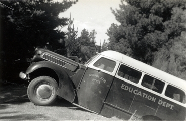 Image: Bus in a ditch : Photograph