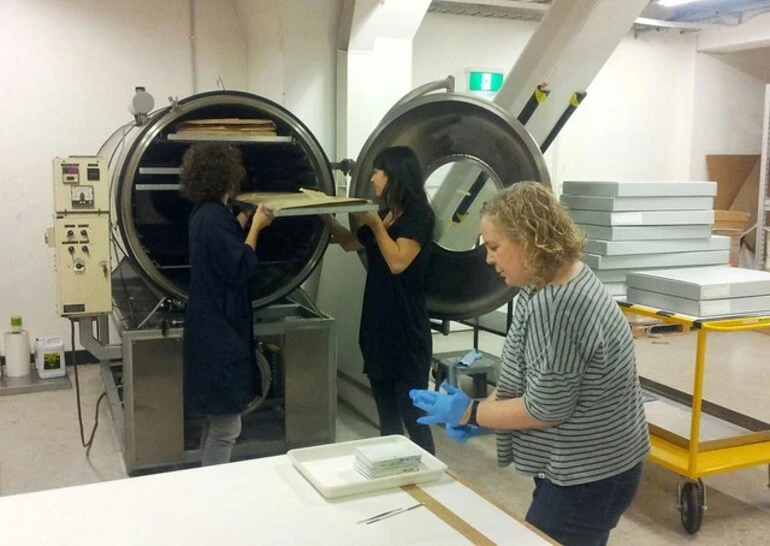 Image: Using the Vacuum Freeze Dryer