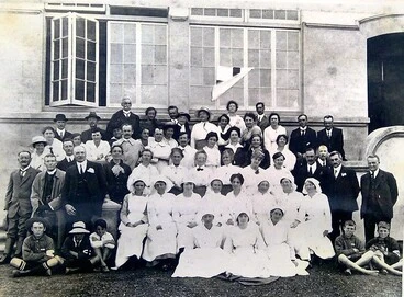 Image: Volunteer medical and support staff outside Northcote Infants School - 1918 Influenza