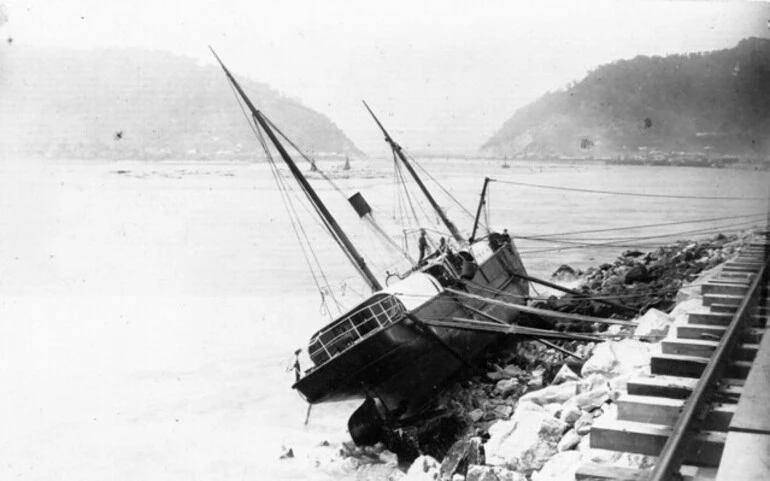 Image: The ship 'Wallace' stranded at Greymouth, 1885