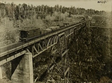 Image: Train on viaduct