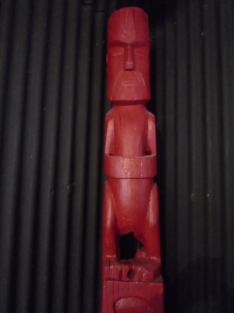 Image: Carved figure, Putiki Marae