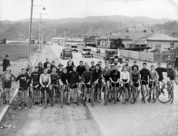 Image: Cyclists lined up on the Petone Esplanade, ca 1930s
