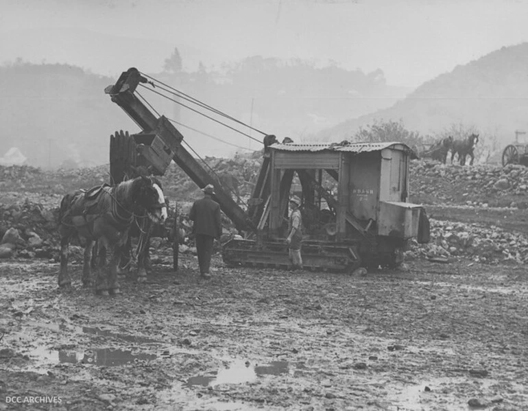 Image: Clearing the Bed of the Leith above Rockside Bridge after damage left by flooding 1929