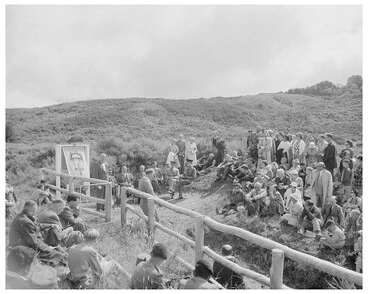 Image: Unveiling of a commemorative plaque at Te Pōrere, 18 February 1961