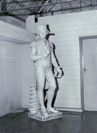 Image: Captain Cook statue.