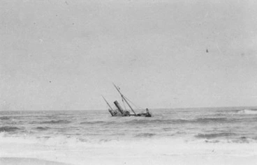 Image: [Sinking ship - World War I photograph].