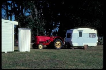 Image: [Tractor and caravan]
