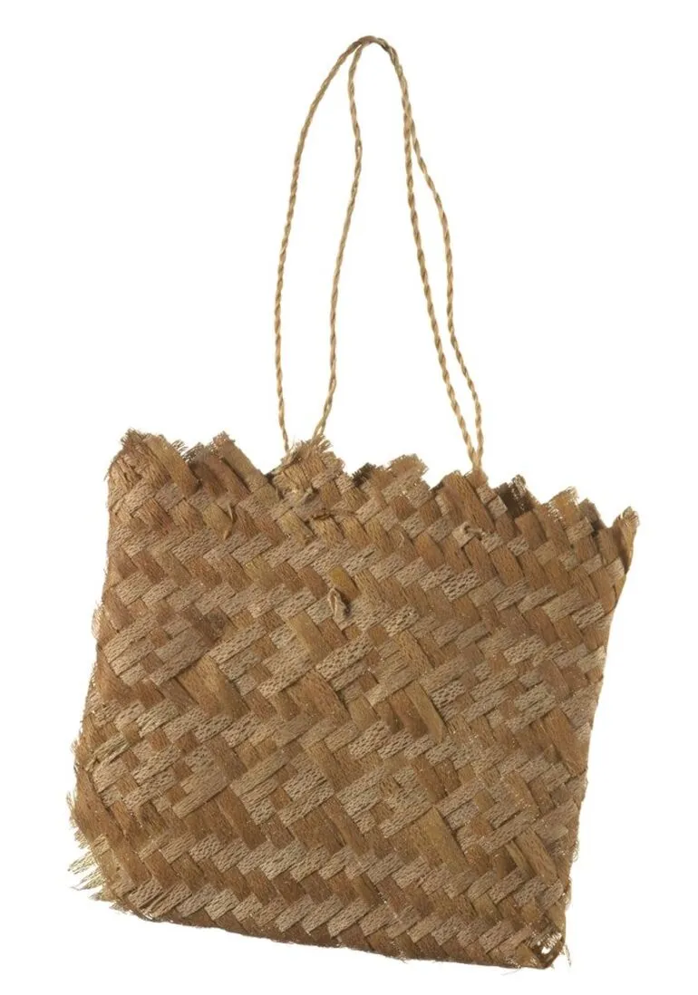 Image: Kete (lacebark bag)