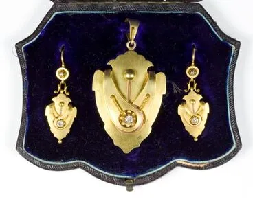 Image: Pendant and earring set