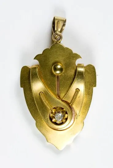 Image: Gold pendant (brooch)